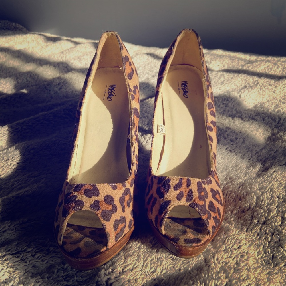 🎉 2/$20 🎉 Leopard peep toe pumps